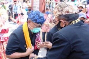 Bupati Kuningan disambut dengan pengalungan bunga saat menghadiri Minangkala Desa Subang ke-390.